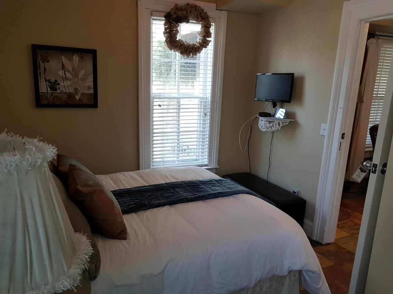 Hellemsfield Inn & Bed And Breakfast Kingsville Экстерьер фото
