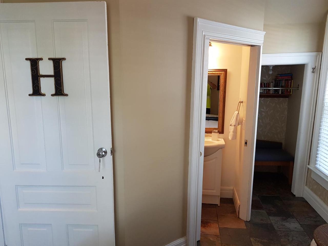 Hellemsfield Inn & Bed And Breakfast Kingsville Экстерьер фото