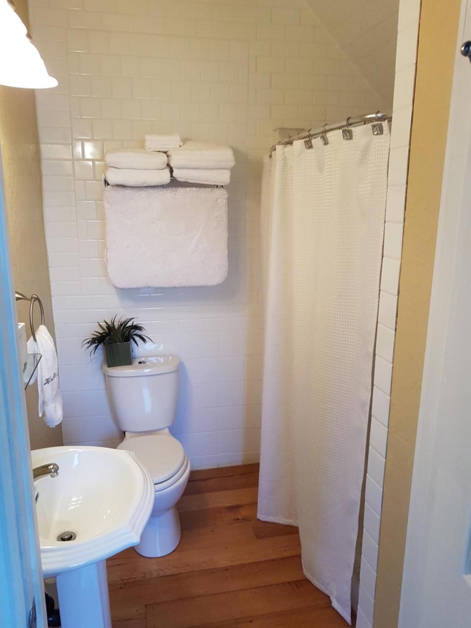 Hellemsfield Inn & Bed And Breakfast Kingsville Экстерьер фото